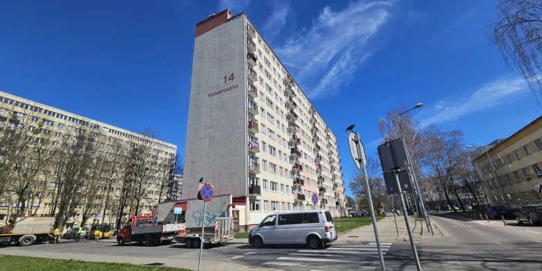 Mieszkańcy Kołobrzeskiej 14 zirytowani. „Inspektor zamiast zająć się naprawą, namawia wszystkich do przejścia na instalacje elektryczne”