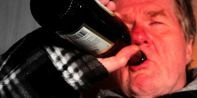 Artykuł: W Polsce kilka tysięcy osób rocznie pobiera tzw. rentę alkoholową. Idą na to grube miliony