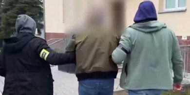 Artykuł: Olsztyn. 57-latek produkował leki w mieszkaniu, a jego kolega "prał" ponad 2 mln zł  rocznie