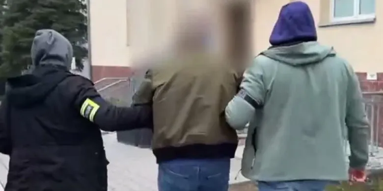 Olsztyn. 57-latek produkował leki w mieszkaniu, a jego kolega "prał" ponad 2 mln zł  rocznie