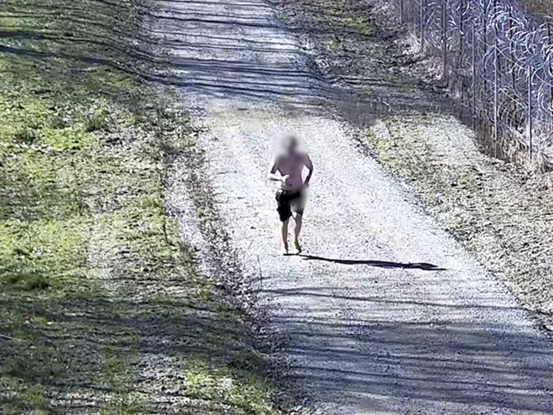 Fotografował granicę i zaczął biec. Po chwili pojawili się funkcjonariusze [WIDEO]