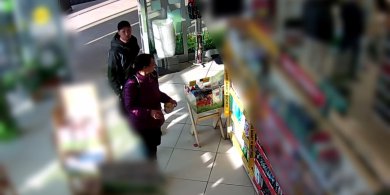 Artykuł: Haniebne zachowanie! Parka ukradła perfumy z Natury w Warmia Tower [WIDEO]