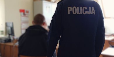 Artykuł: Olsztyn. 39-latek zrobił to w toalecie na stacji paliw. Zostało po nim sporo białego