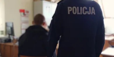 Olsztyn. 39-latek zrobił to w toalecie na stacji paliw. Zostało po nim sporo białego