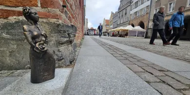 Tajemnicze rzeźby na olsztyńskiej starówce. O co chodzi? [ZDJĘCIA]