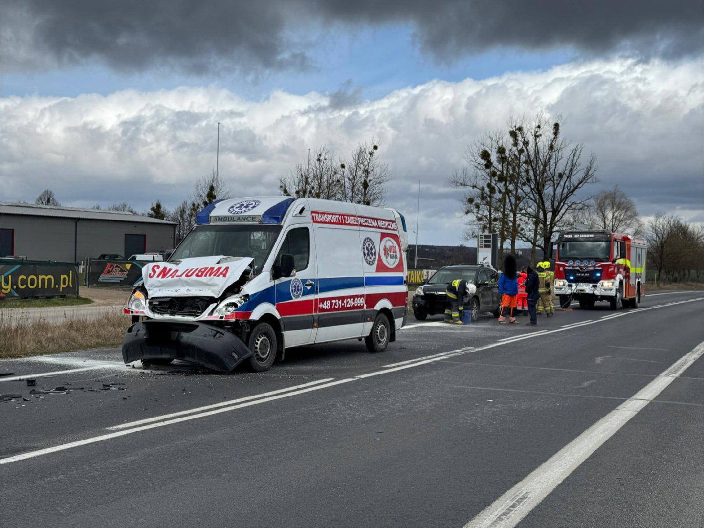 Kierujący karetką nie zwolnił przed ciężarówką na DK16 k. Barczewa [ZDJĘCIA, WIDEO]