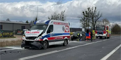 Kierujący karetką nie wyhamował przed ciężarówką na DK16 k. Barczewa [ZDJĘCIA, WIDEO]