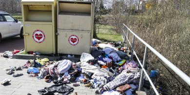 Artykuł: Kto posprząta odzież powyrzucaną z kontenerów przy ul. Obrońców Tobruku? [ZDJĘCIA]