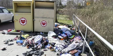 Kto posprząta odzież powyrzucaną z kontenerów przy ul. Obrońców Tobruku? [ZDJĘCIA]