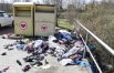 Odzież powyrzucana z kontenerów przy ul. Obrońców Tobruku 6