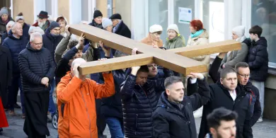 W nasze chrześcijańskie życie wpisane jest cierpienie. Ulicami starówki przeszła droga krzyżowa [ZDJĘCIA, WIDEO]