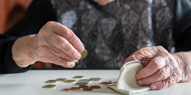 Emeryci pracują - bo chcą, czy muszą? ZUS: "Dalsza praca seniorom się opłaca"