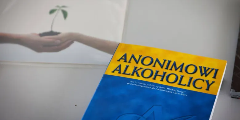 Światowy Dzień Trzeźwości. Jak Anonimowi Alkoholicy wspierają tych, którzy zmagają się z nałogiem?