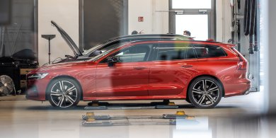 Artykuł: Volvo wprowadza nowy standard obsługi powypadkowej. Jeździsz Volvo. Dzwoń do Volvo +48 662 300 300