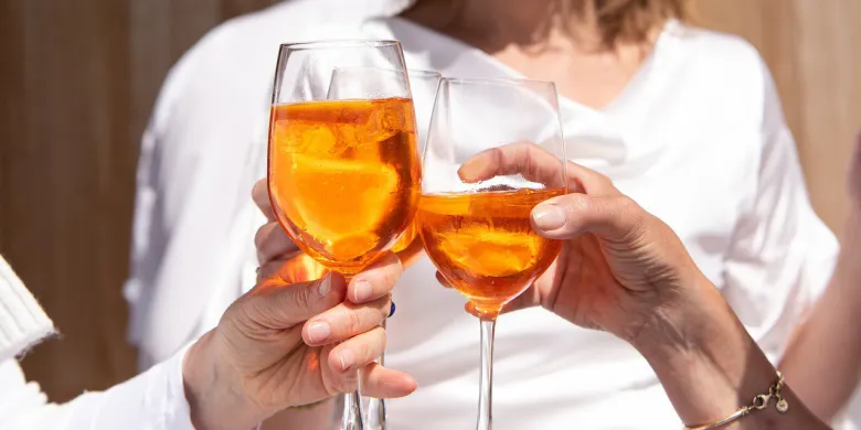 [BADANIE] Polacy sukcesywnie ograniczają wydatki na świąteczny alkohol