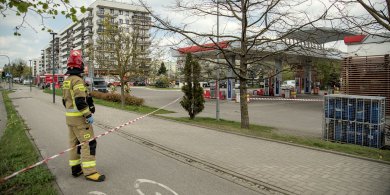 Artykuł: Rozszczelnienie zbiornika z gazem. Strażacy zamknęli stację paliw przy al. Sikorskiego w Olsztynie [ZDJĘCIA, AKTUALIZACJA]