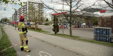 Rozszczelnienie zbiornika z gazem. Strażacy zamknęli stację paliw przy al. Sikorskiego w Olsztynie [ZDJĘCIA, AKTUALIZACJA]