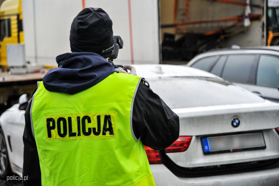 Olsztynek. 23-latek w BMW "spłoszył się" na widok policji i zaczął się pościg