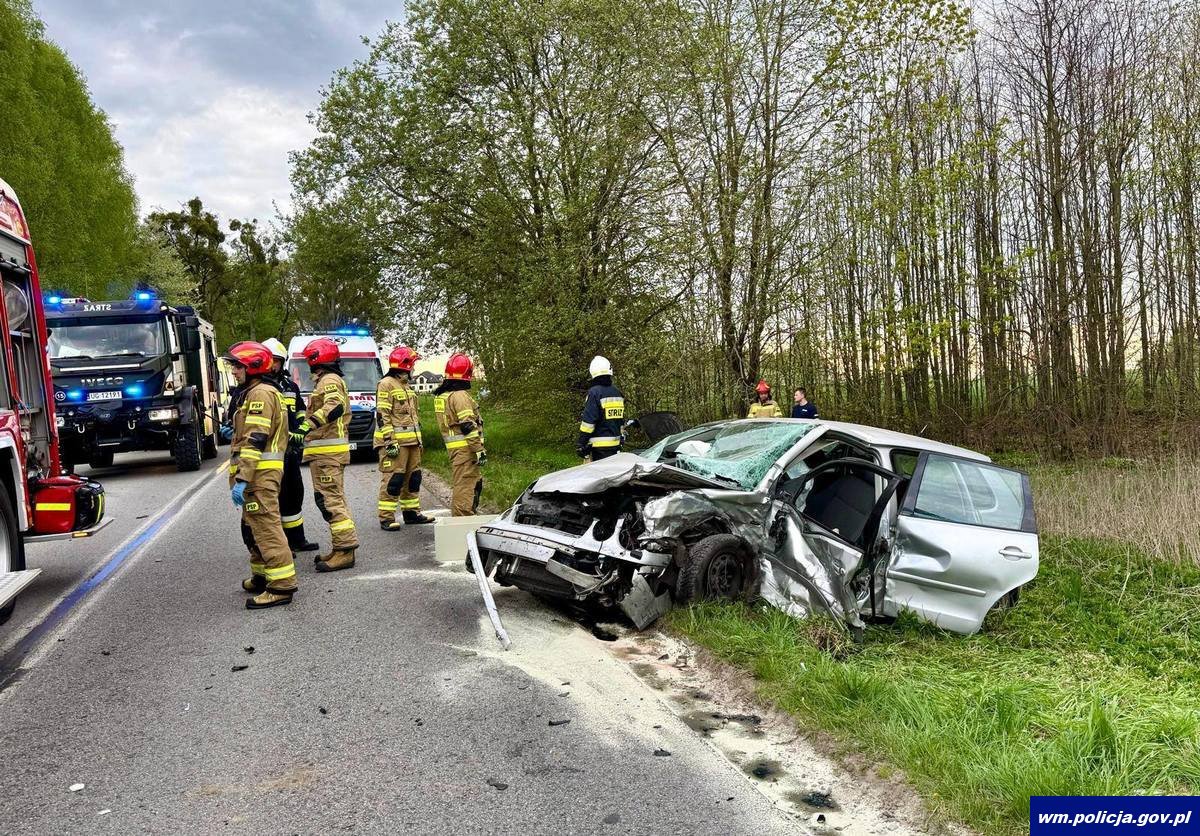 Zderzenie volkswagena z BMW pod Morągiem. 37-latka zakleszczona w aucie [ZDJĘCIA]