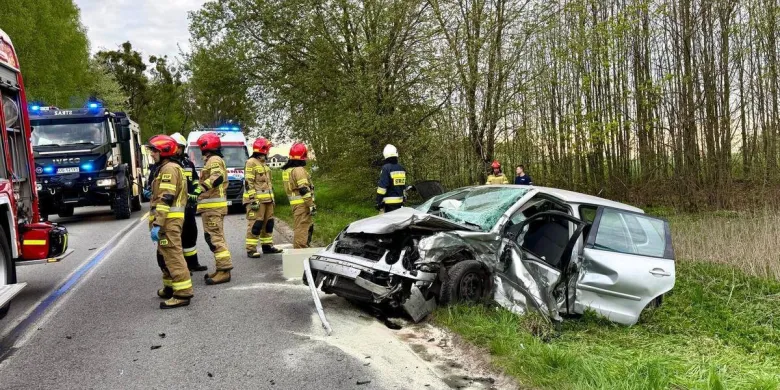 Zderzenie volkswagena z BMW pod Morągiem. 37-latka zakleszczona w aucie [ZDJĘCIA]