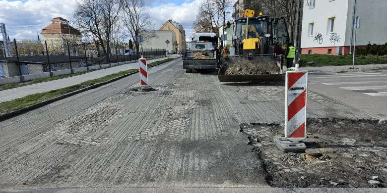 Zrywanie asfaltu w centrum Olsztyna. "Będzie pięknie. Ale najpierw trochę poboli"