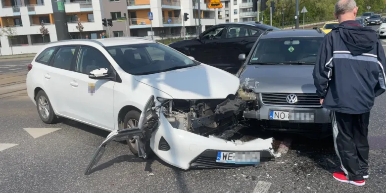 Kolizja na ruchliwym skrzyżowaniu. Sprawcą 73-latek [ZDJĘCIA]