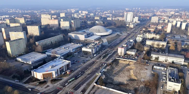 Był sklep sportowy, będą mieszkania. Jest wniosek o rozbiórkę pawilonu k. hali Urania [ZDJĘCIA]