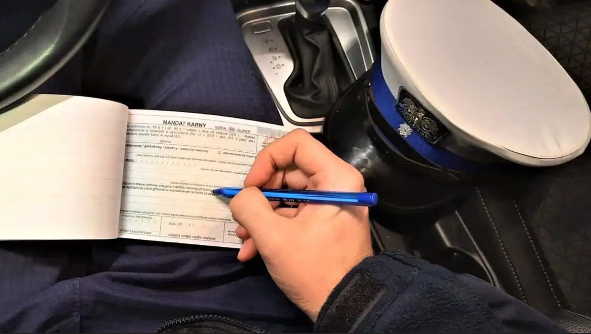 Gmina Olsztynek. 60-latek bez prawka pędził jak F1! Zatrzymali go, a lista jego wykroczeń... długa jak krajowa siódemka