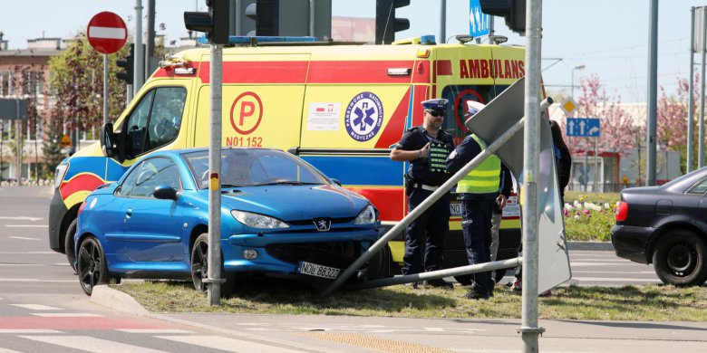 21-latka źle oceniła odległości i uderzyła w znak drogowy przy byłym Rolniku