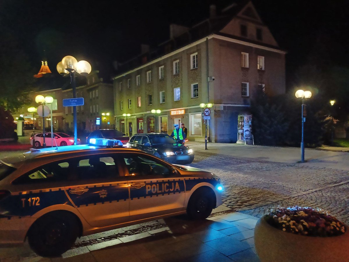 Olsztyńska starówka w weekend. Ponad 1000 trzeźwych, ale... jeden musiał dać popis! 1,5 promila i brak prawa jazdy [ZDJĘCIA]
