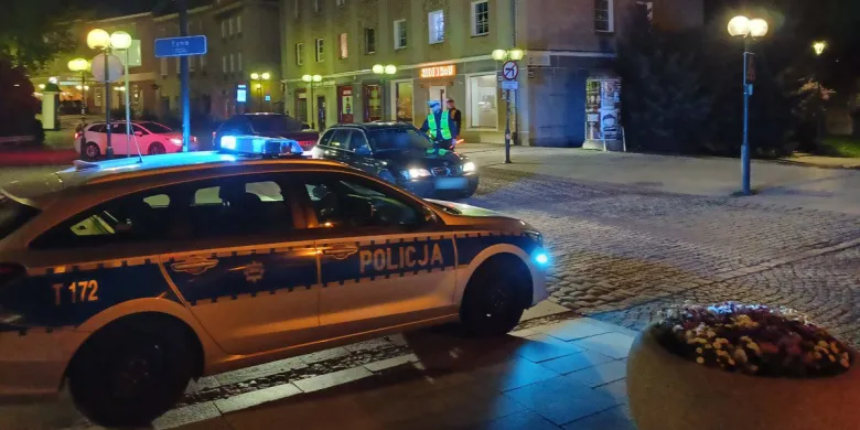 Olsztyńska starówka w weekend. Ponad 1000 trzeźwych, ale... jeden musiał dać popis! 1,5 promila i brak prawa jazdy [ZDJĘCIA]