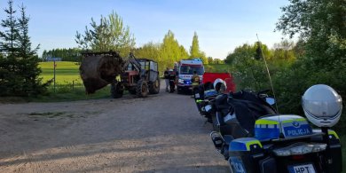 Artykuł: Tragedia w pow. giżyckim. Nie żyje 3-letnie dziecko potrącone przez ciągnik rolniczy