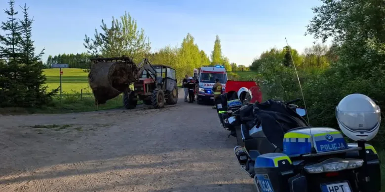 Tragedia w pow. giżyckim. Nie żyje 3-letnie dziecko potrącone przez ciągnik rolniczy