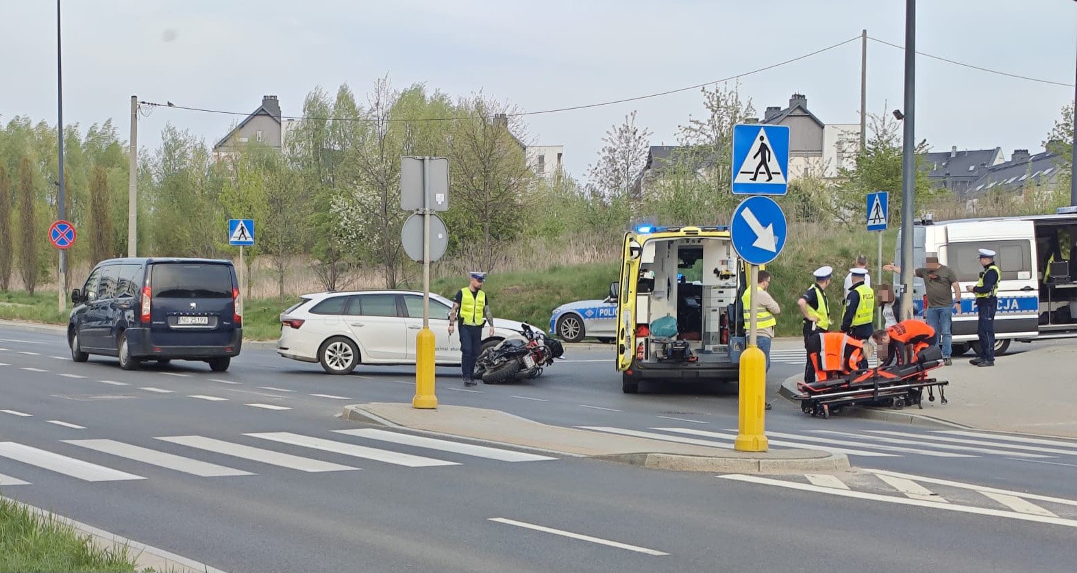 Osiedle Generałów. Kierowca osobówki zderzył się z motocyklistą [ZDJĘCIA]