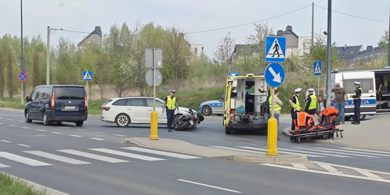 Osiedle Generałów. Kierowca osobówki zderzył się z motocyklistą [ZDJĘCIA]