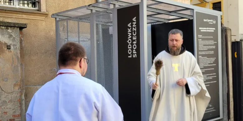 Lodówka społeczna na osiedlu Zatorze otwarta