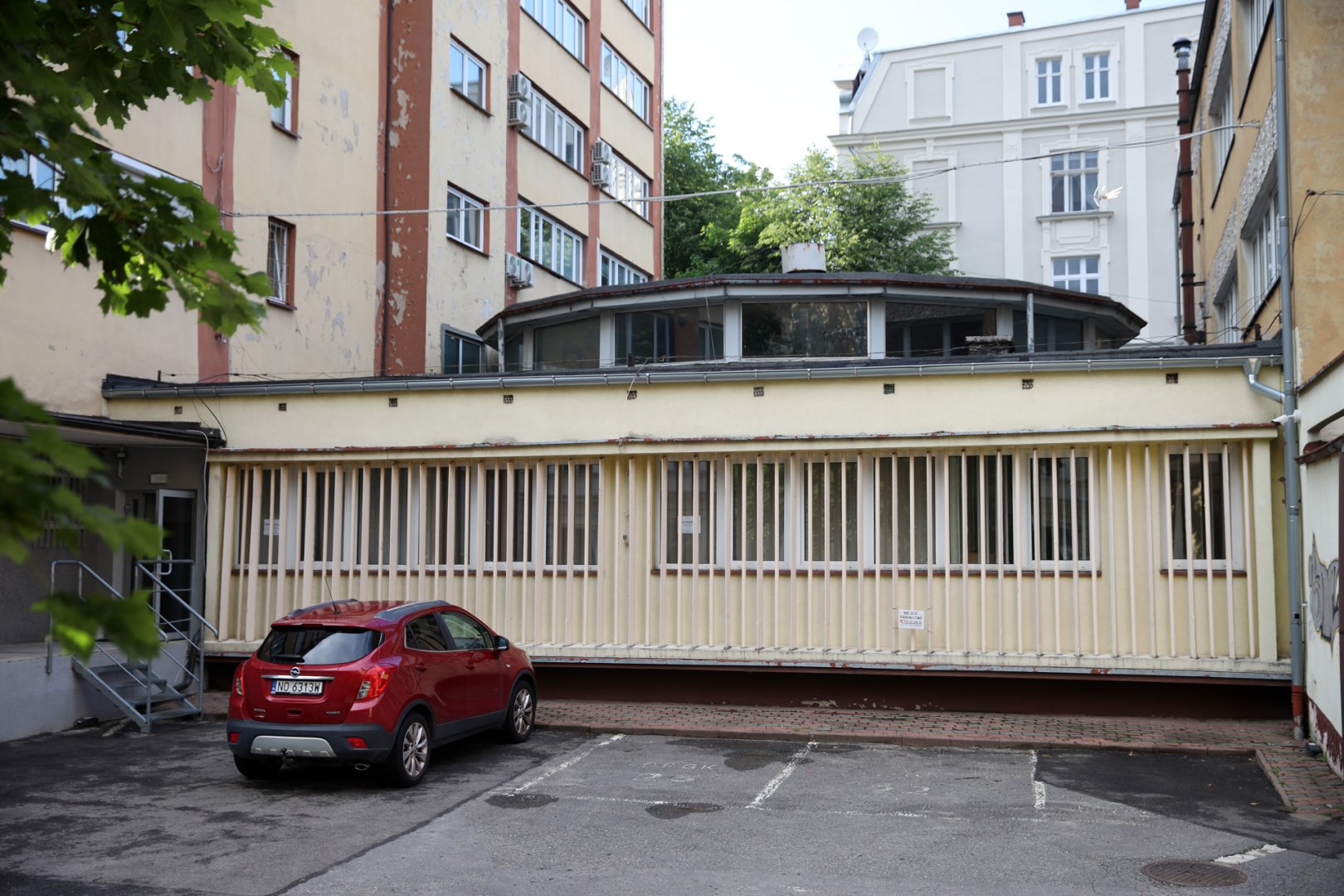 Olsztyńska rotunda na sprzedaż. Tajemniczy budynek schowany jest za wieżowcem