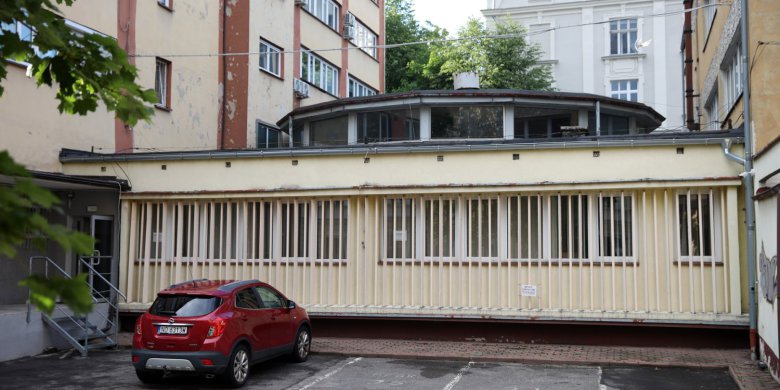 Olsztyńska rotunda na sprzedaż. Tajemniczy budynek schowany jest za wieżowcem