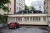 Olsztyńska rotunda "schowana" jest za biurowcem przy ul. 1 Maja