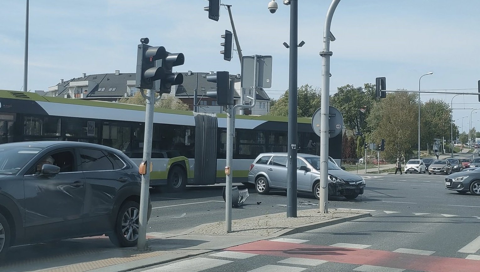 Olsztyn. Na czerwonym świetle prosto w mazdę. 59-latek biedniejszy o 2000 zł