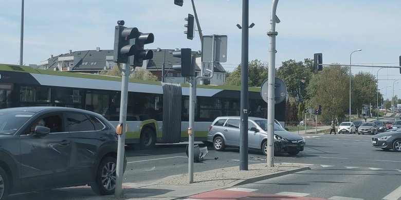 Olsztyn. Na czerwonym świetle prosto w mazdę. 59-latek biedniejszy o 2000 zł