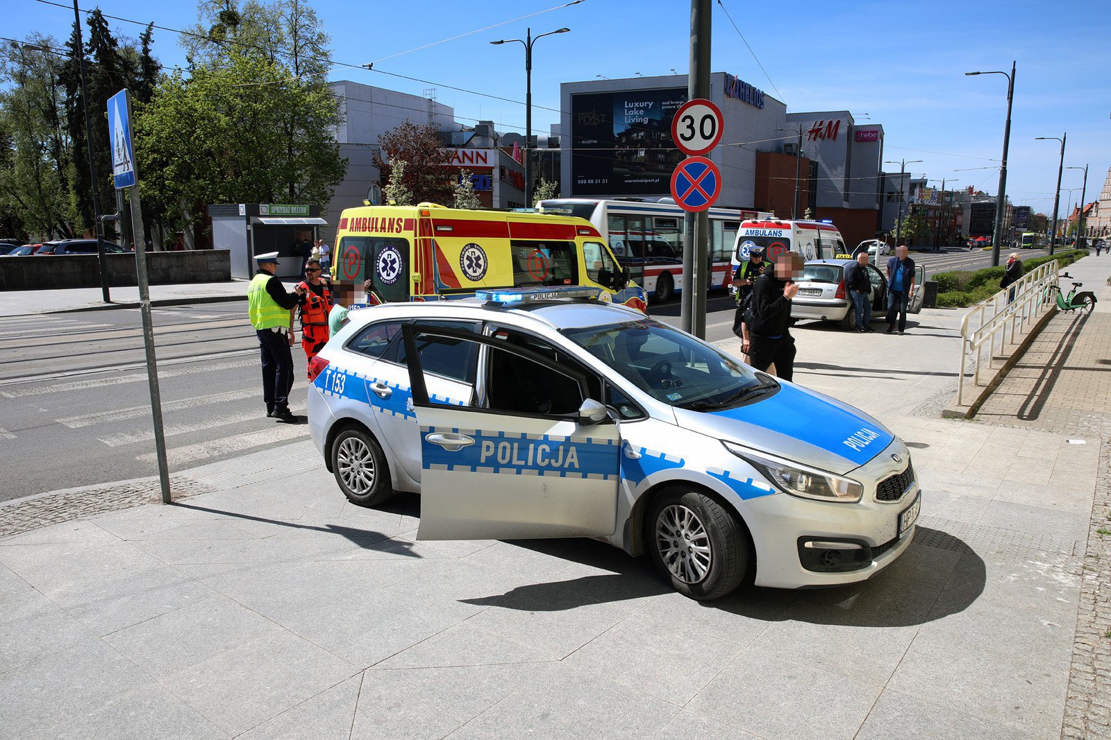 Dwie nastolatki na hulajnodze wjechały pod auto na al. Piłsudskiego