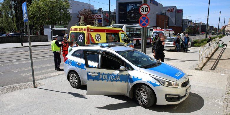 Dwie nastolatki na hulajnodze wjechały pod auto na al. Piłsudskiego