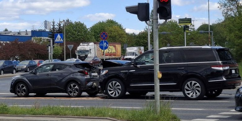 Wypadek pod Galerią Warmińską. 47-latek posłał kobietę na badania [WIDEO]