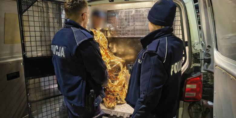 Bosy jak Cejrowski przemierzał okolice dworca w Olsztynie