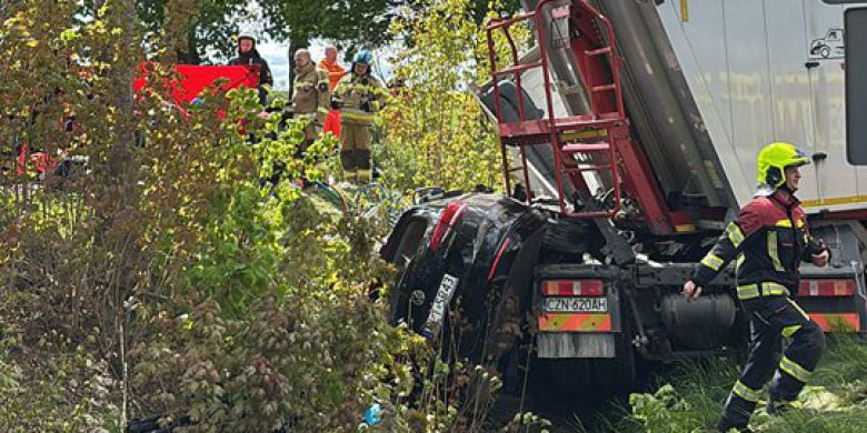 Tragedia pod Dobrym Miastem. 40-latek zginął po zderzeniu z ciężarówką [ZDJĘCIA]