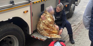 Artykuł: Olsztynek. 90-latek walczył o życie w płonącym mieszkaniu. Brawurowa akcja policjantów