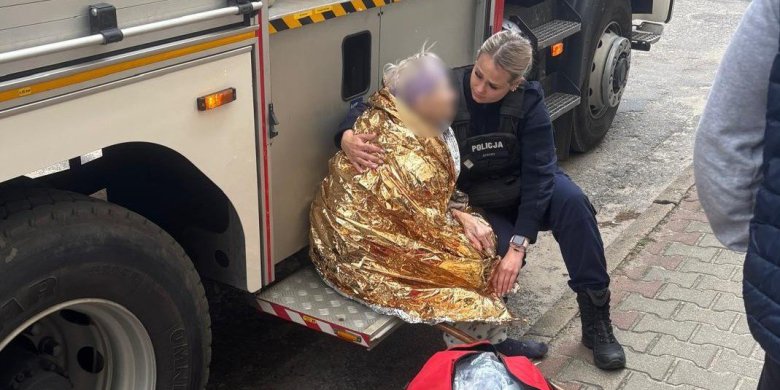 Olsztynek. 90-latek walczył o życie w płonącym mieszkaniu. Brawurowa akcja policjantów