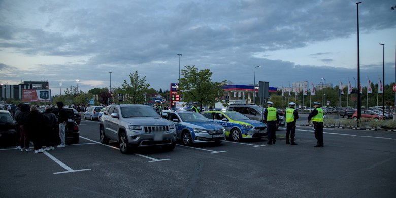 Sobotnia akcja służb na al. Sikorskiego w Olsztynie. Sprawdzili prawie 300 aut [ZDJĘCIA, WIDEO]