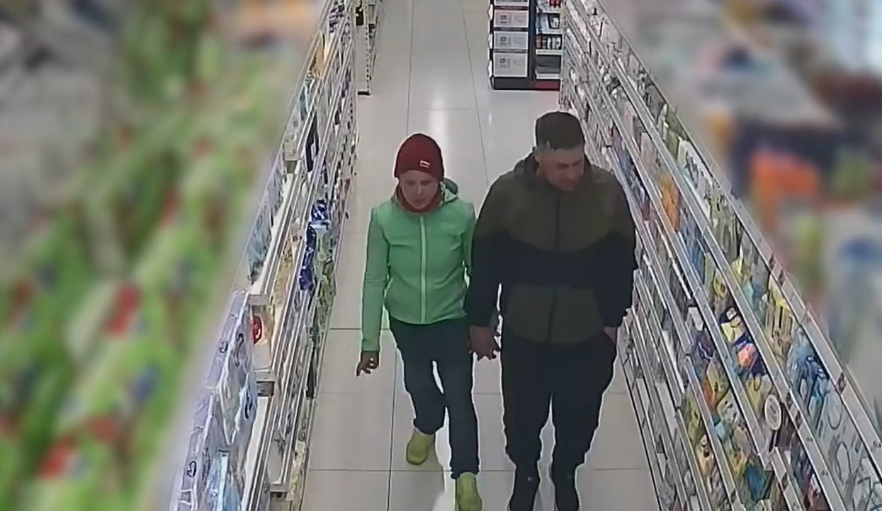 Z drogerii w Olsztynie zniknęły perfumy za 1000 zł. Policja szuka złodziei [WIDEO]